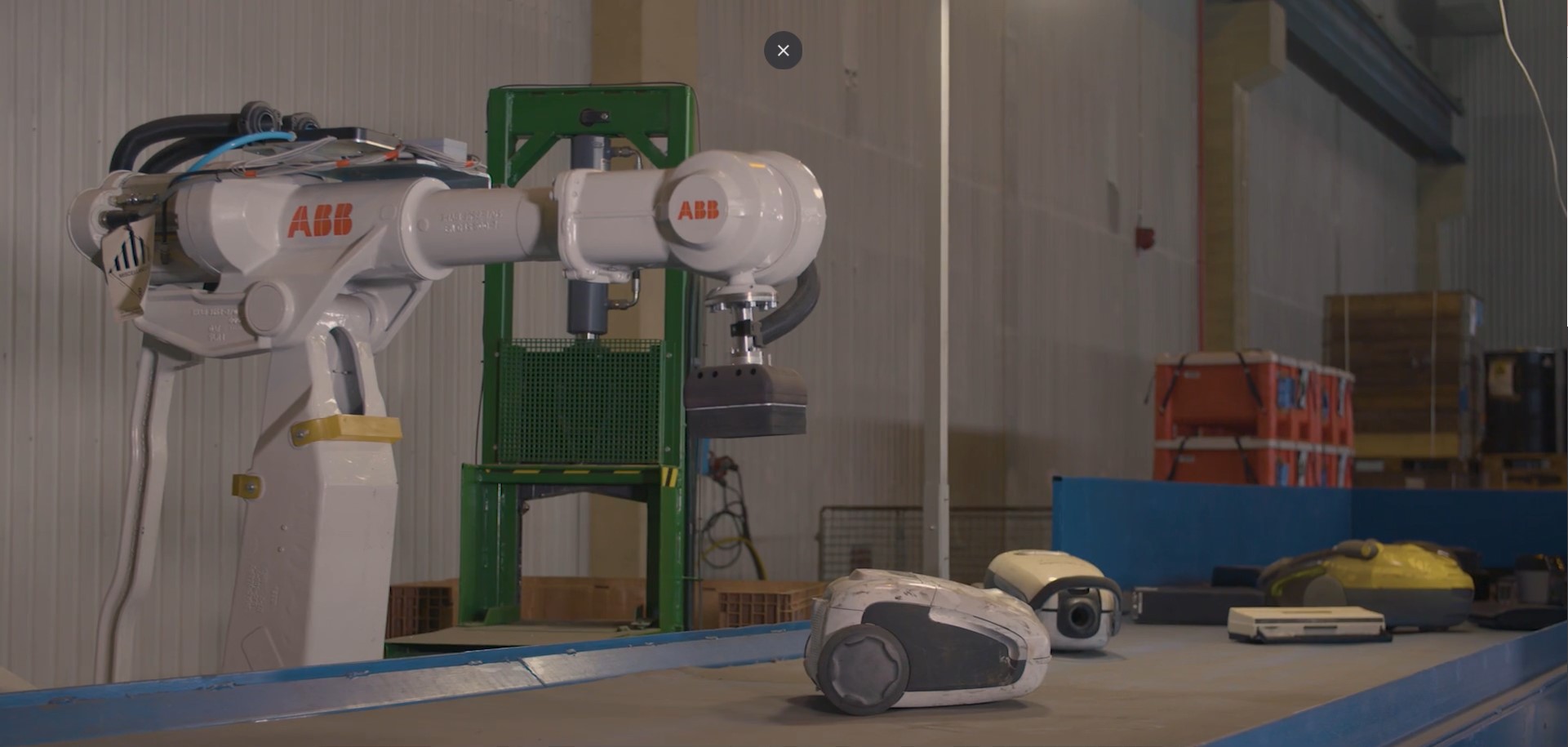 Roboter som demonterer en støvsuger ved Stena Nordic Recycling Center