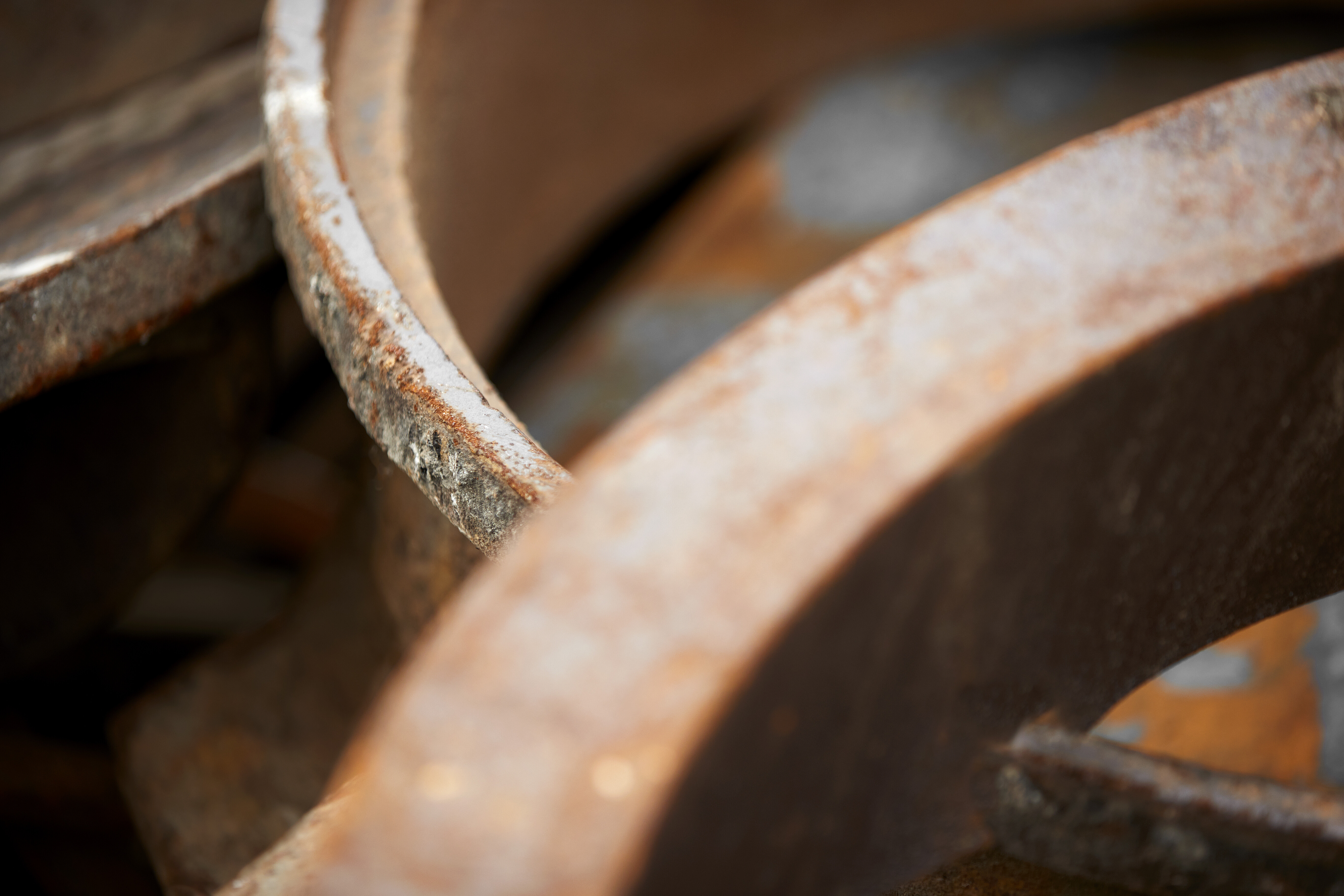 närbild på järnskrot