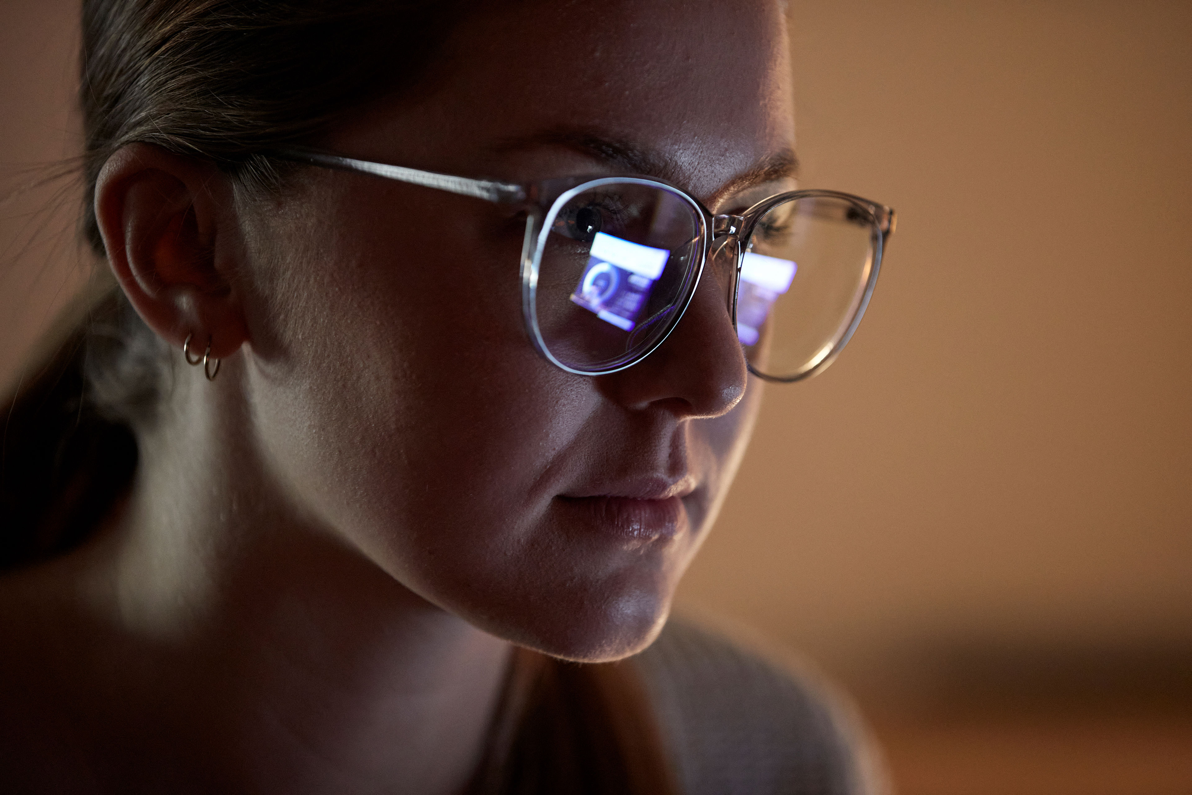 A close-up of a Stena Recycling customer working on their mobile phone.
