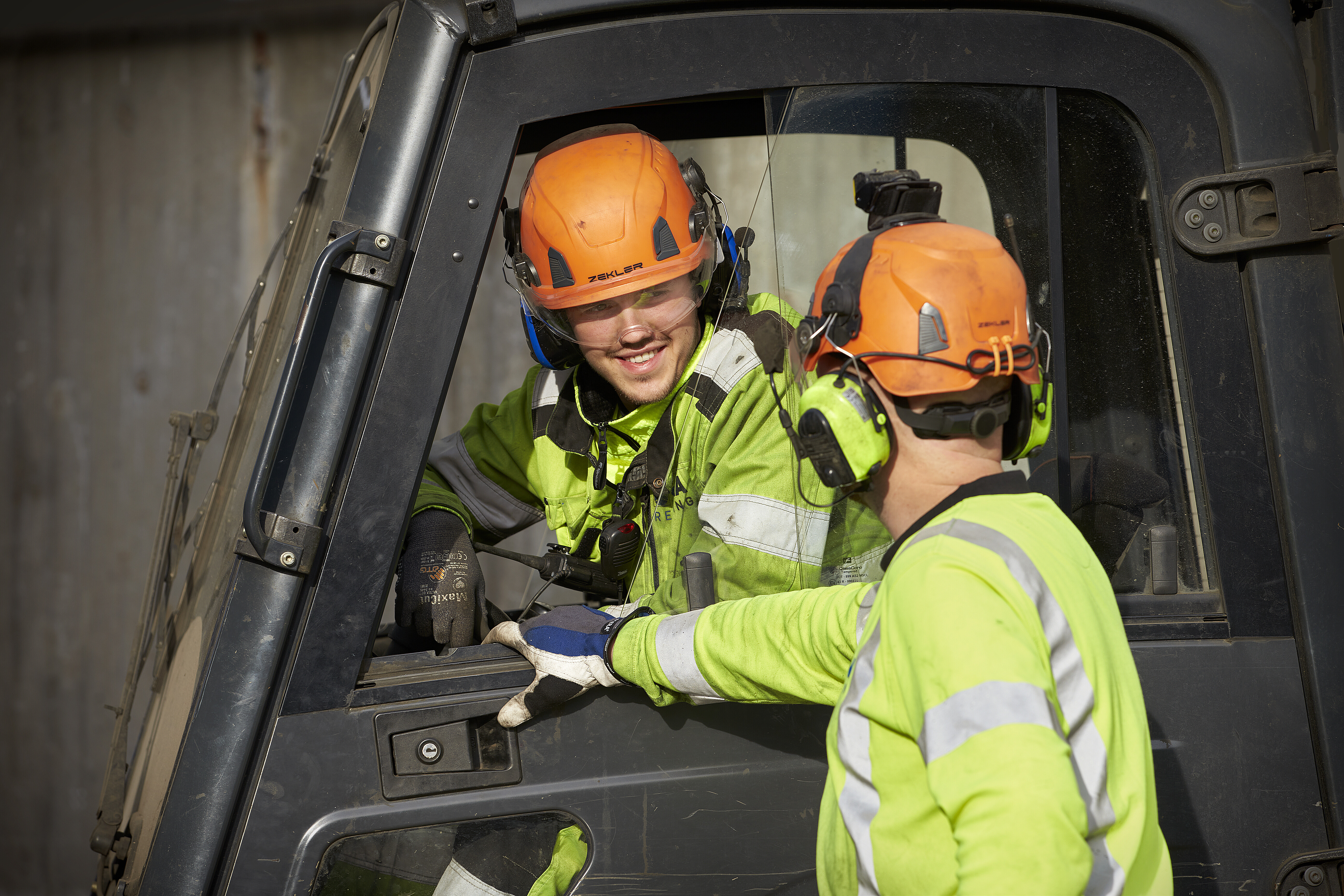 To Stena Recycling medarbejdere, der arbejder sammen