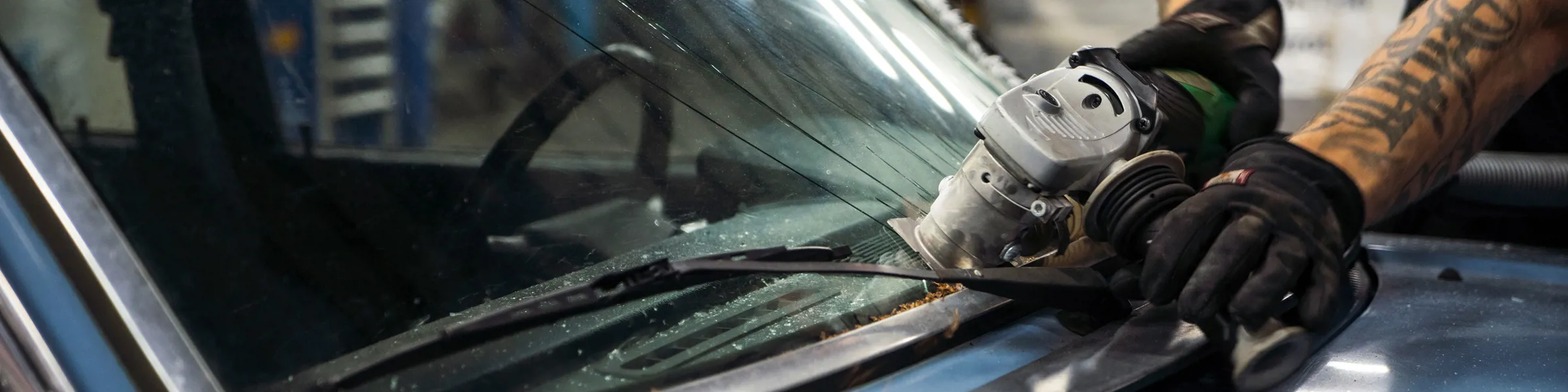 Pracownik demontuje zezłozomowany samochód