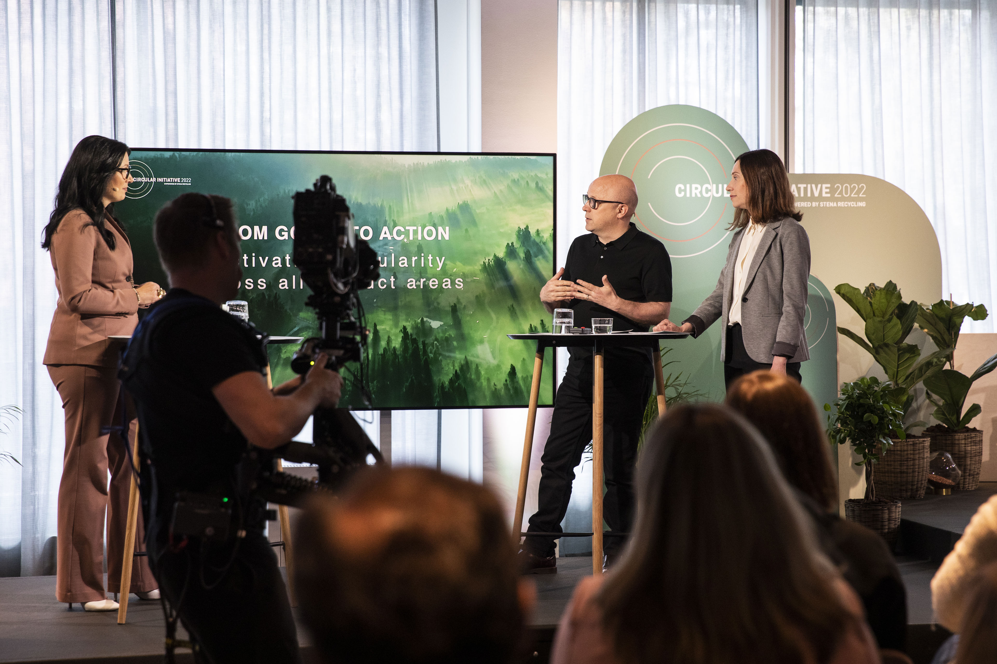 Uskomme asiantuntijuuden jakamiseen. Siksi keräämme alan johtajia ja asiantuntijoita Circular Initiative -foorumiimme.