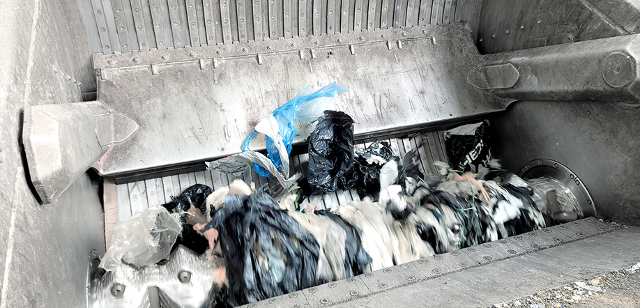 Energiajätteen kierrätys. Energiajäte sekoitetaan ja valmistellaan esimurskaimessa kierrätyspolttoaineen valmistusta varten.