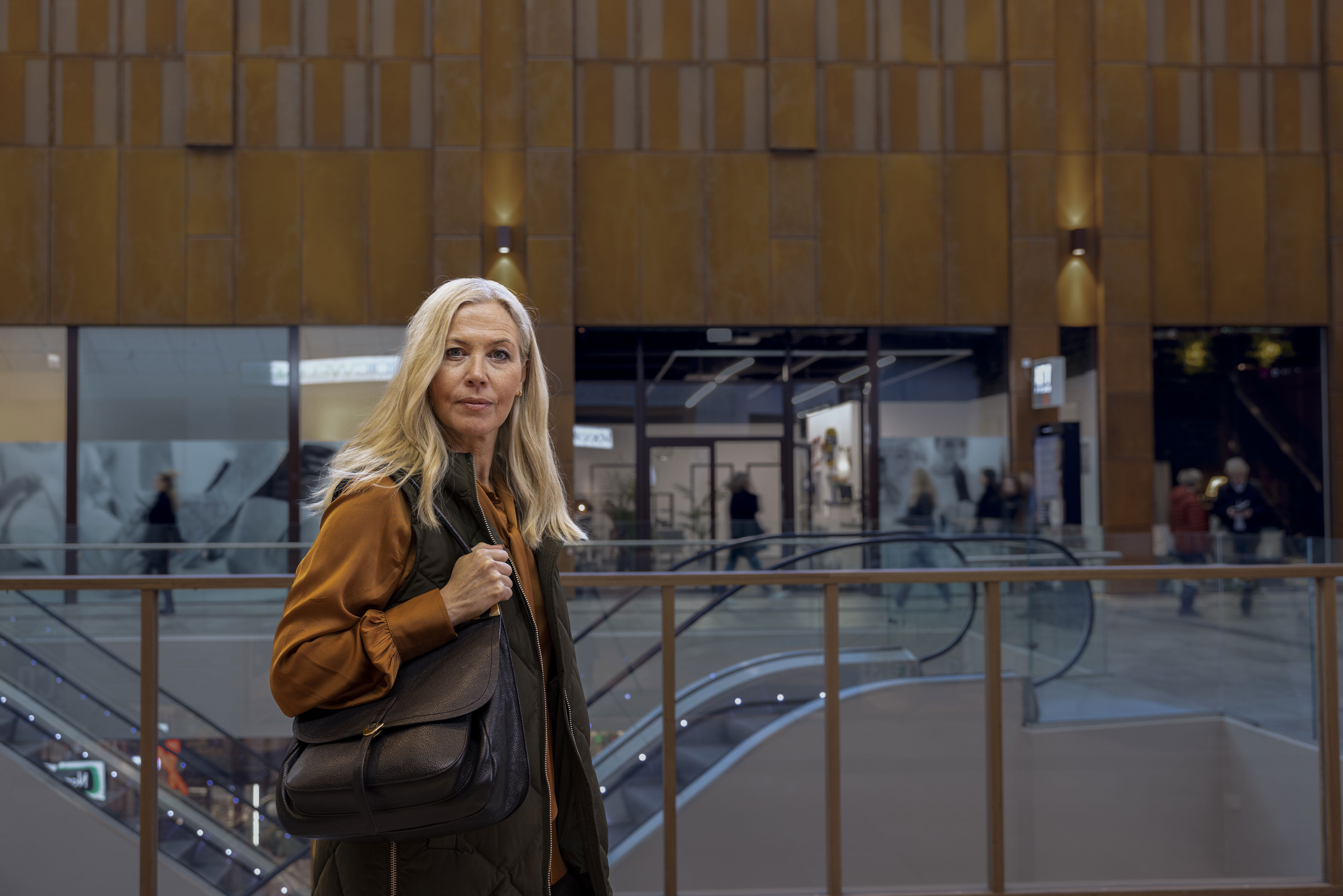 Eine Teilnehmerin an der Circular Voice-Umfrage steht in einem Einkaufszentrum.