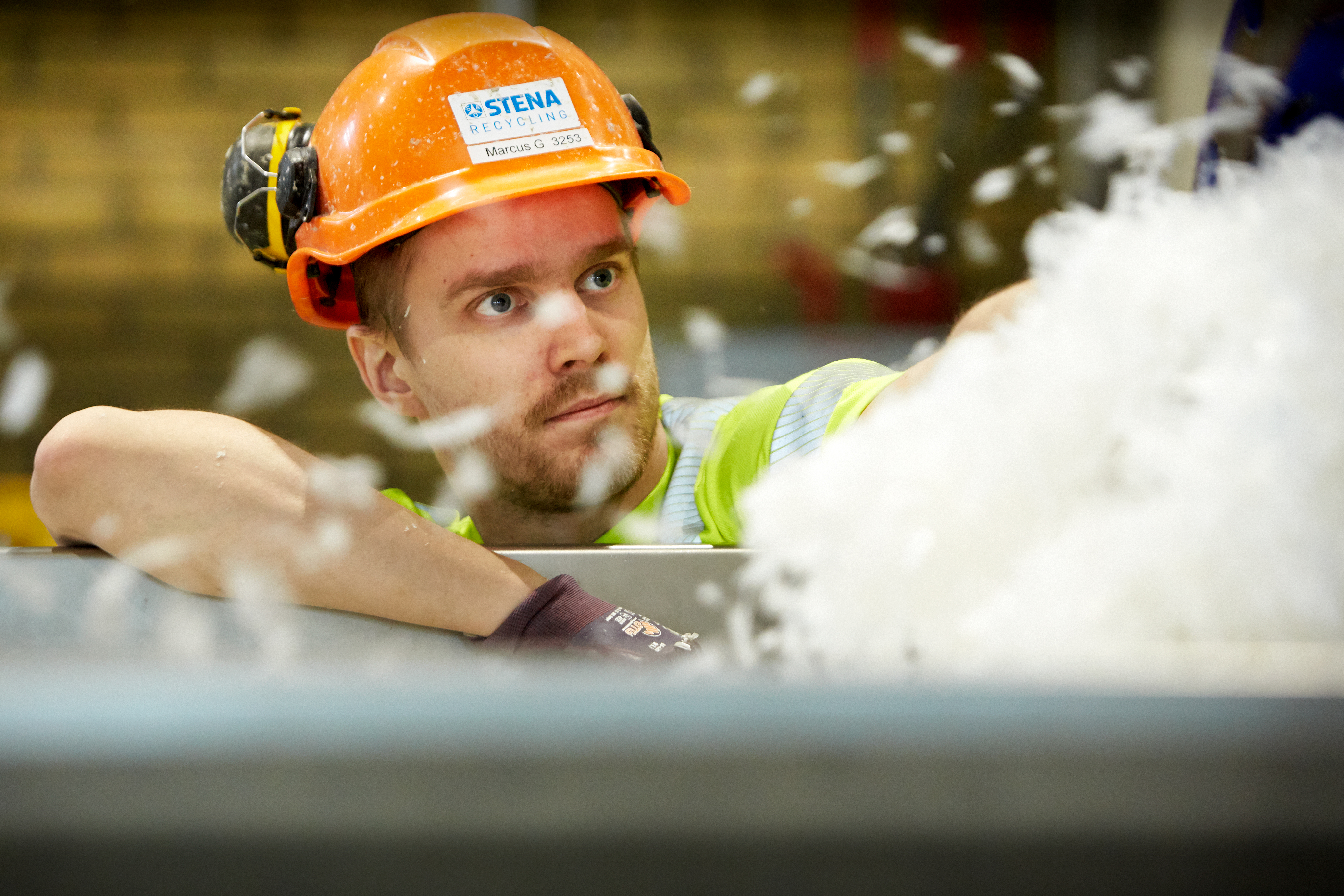 Närbild på en Stena Recycling anställd som jobbar med plaståtervinning