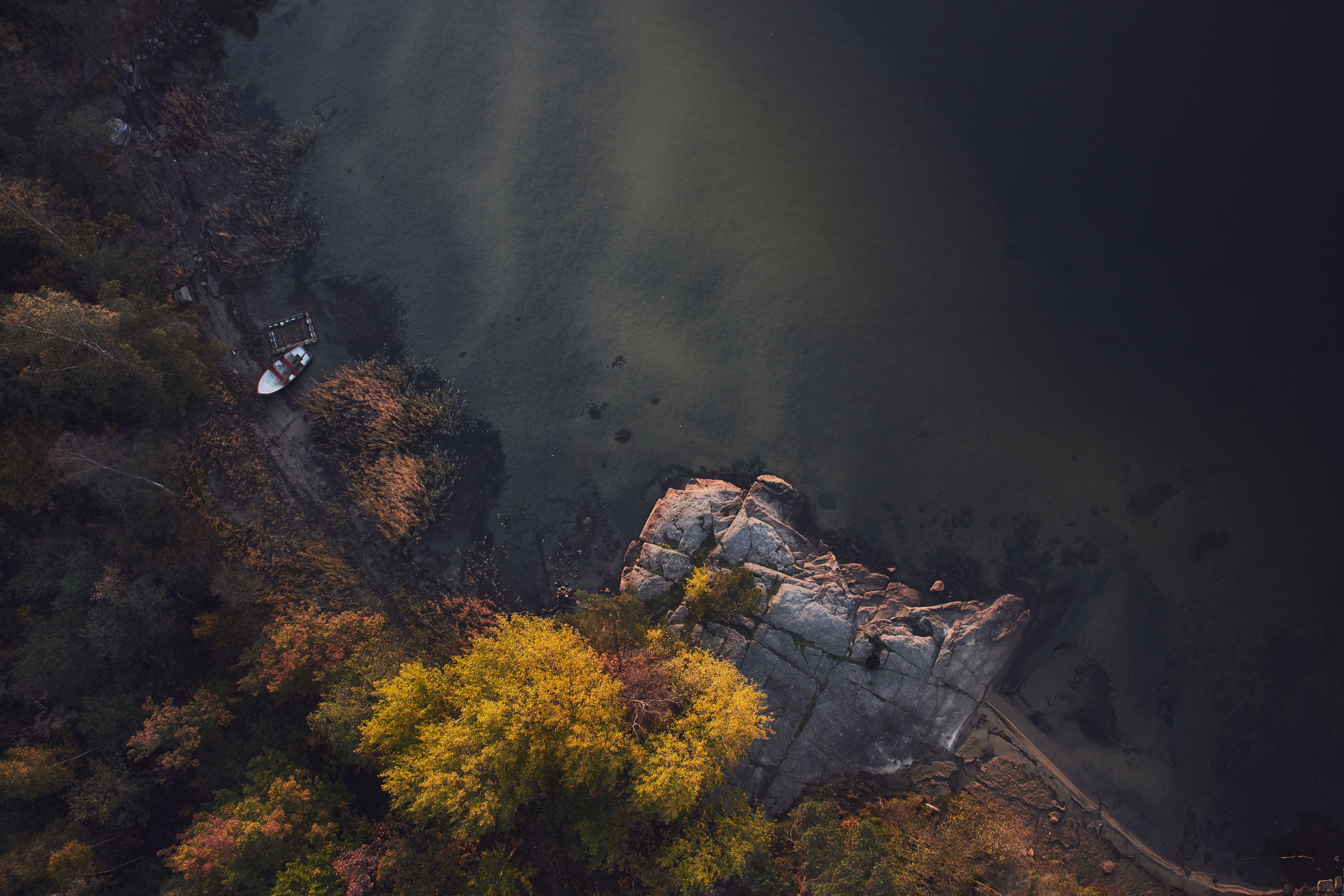 Dronebillede af en kyst på vestkysten