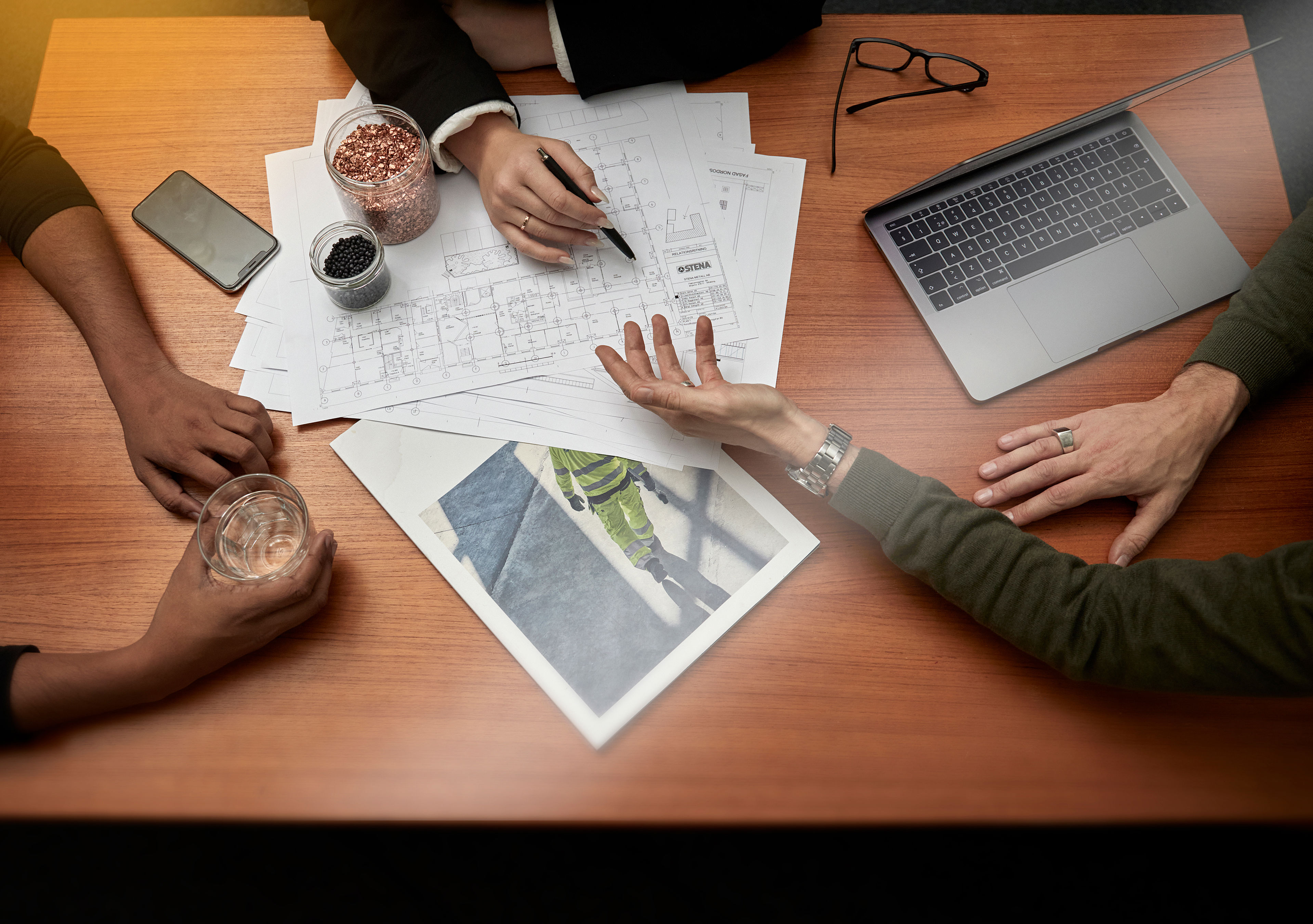 Suunnittelua pöydän ääressä