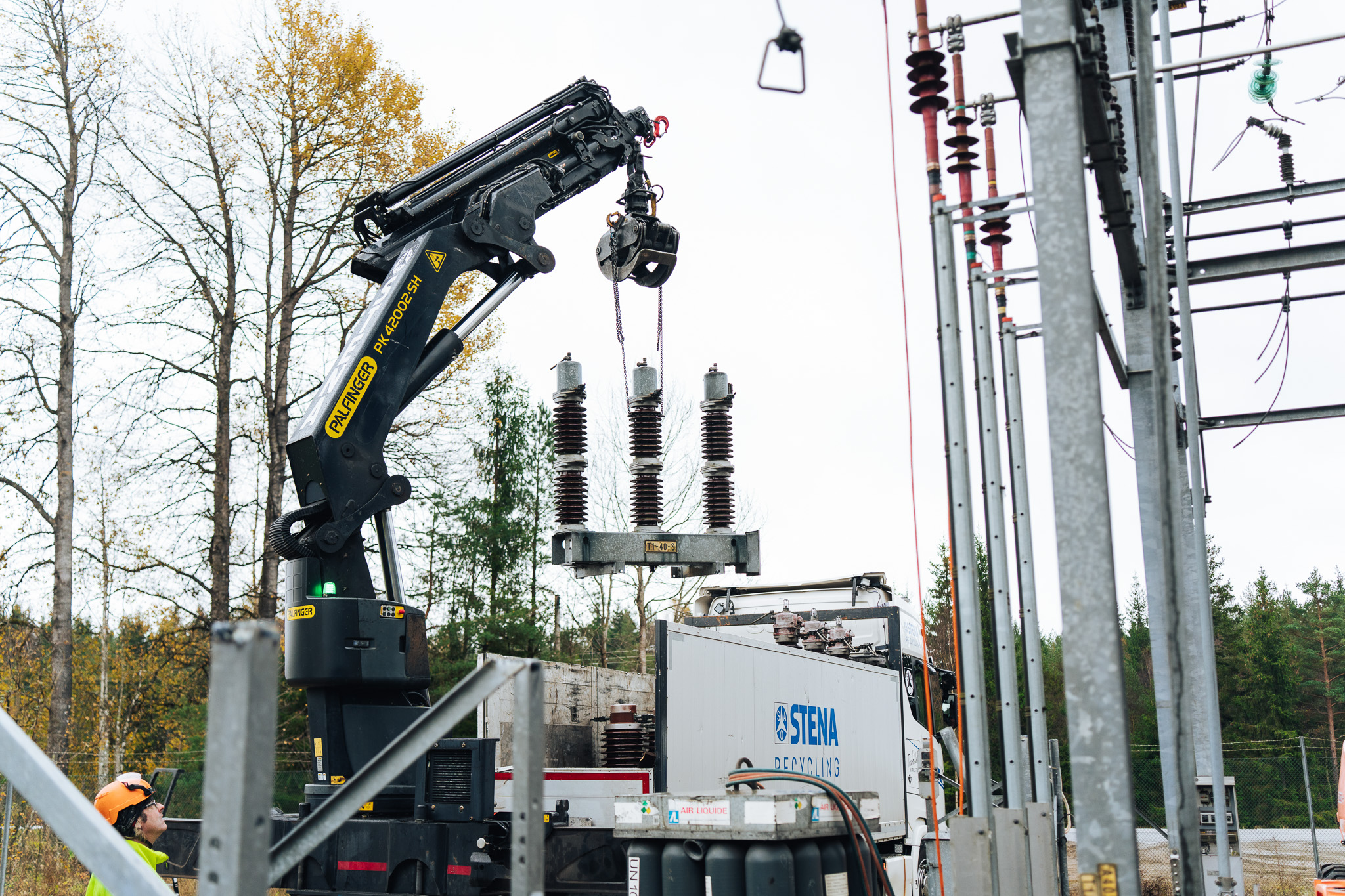Specialbyggd kranbil för lyft och transport av transformatorer