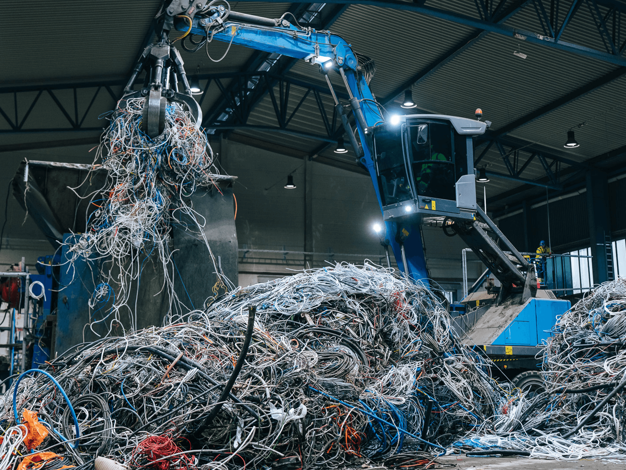 Kabel lyfts ner i kvarn