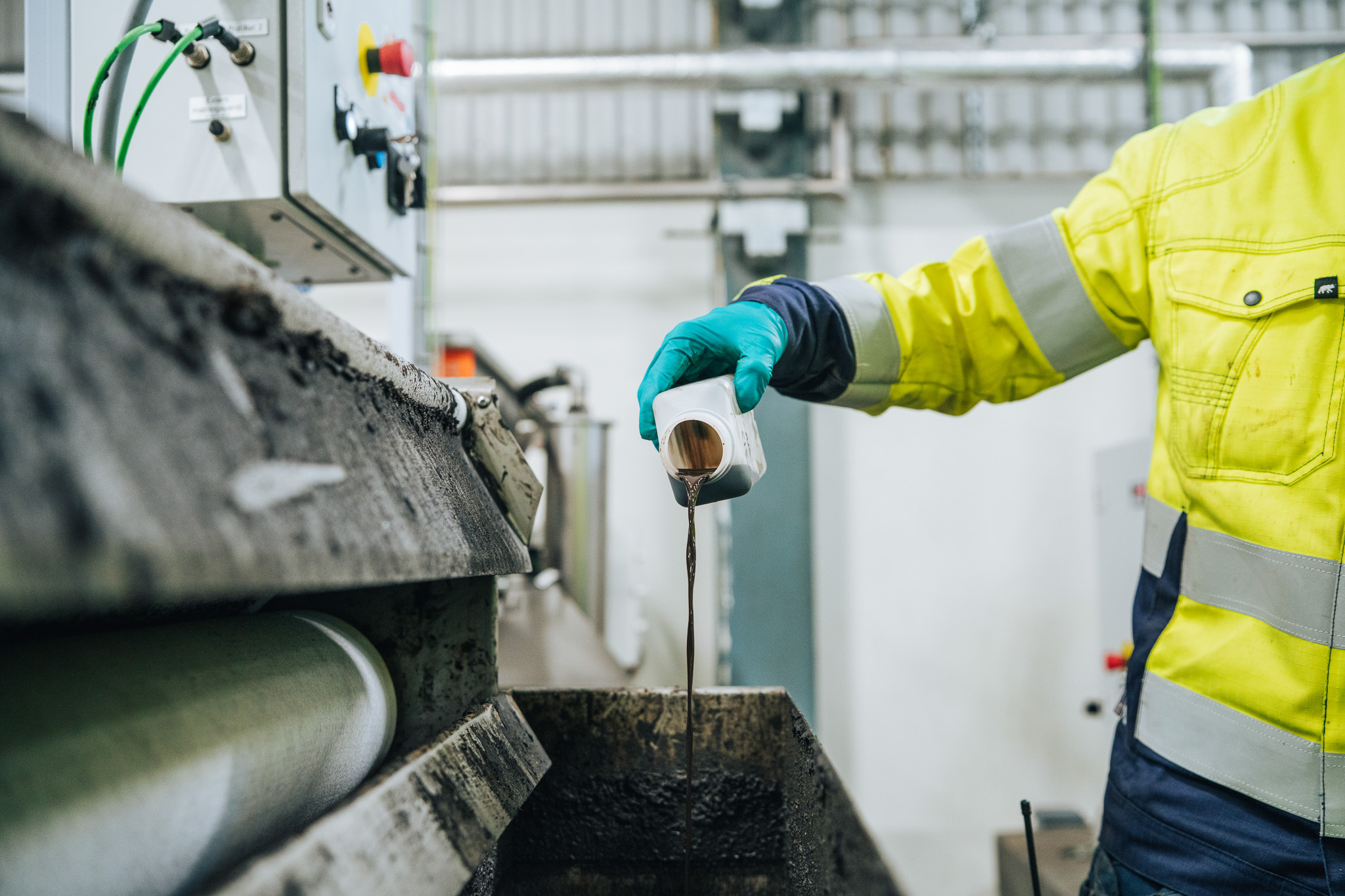 Person häller vatten