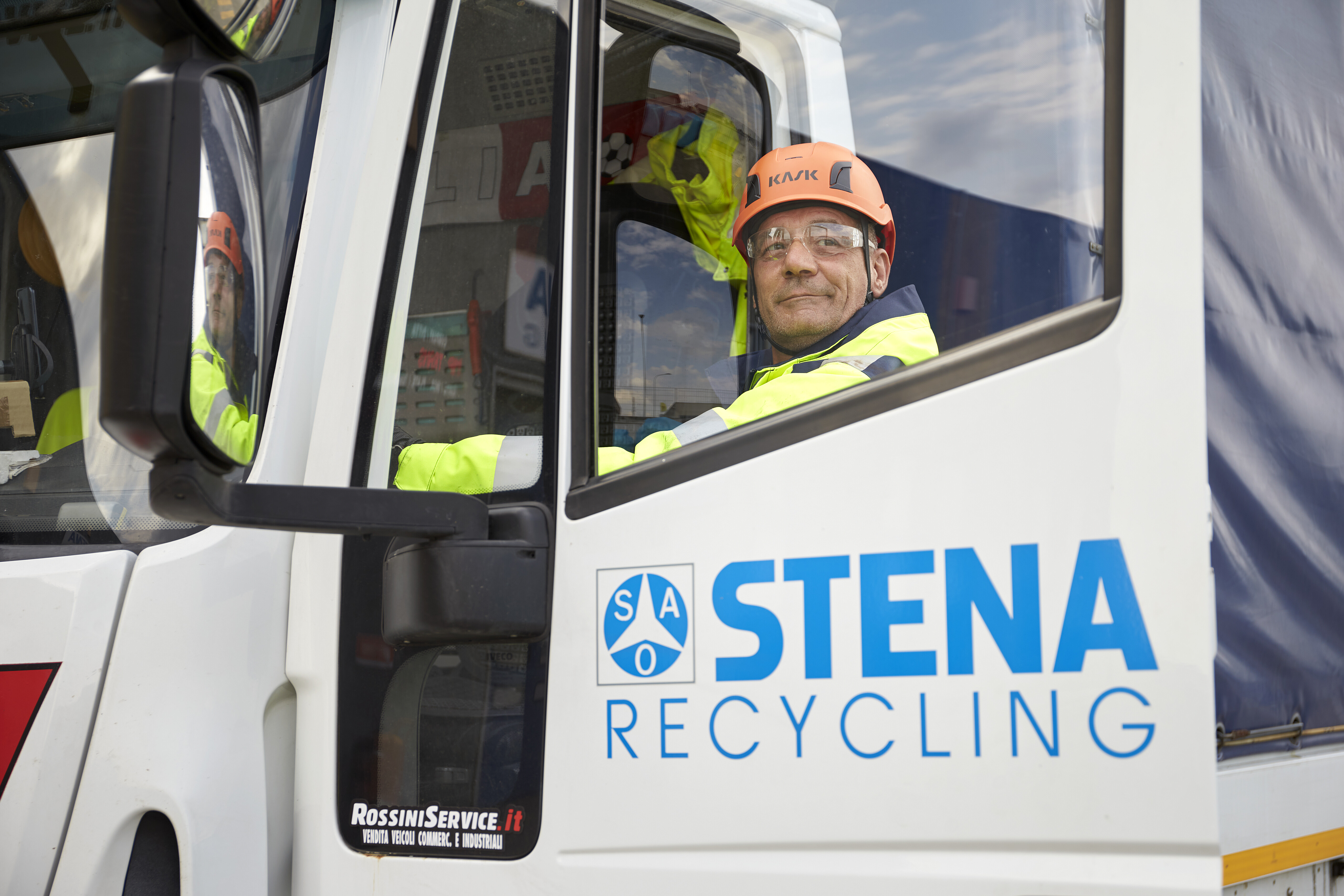 Stena Recycling-ansatt setter seg inn i en lastebil