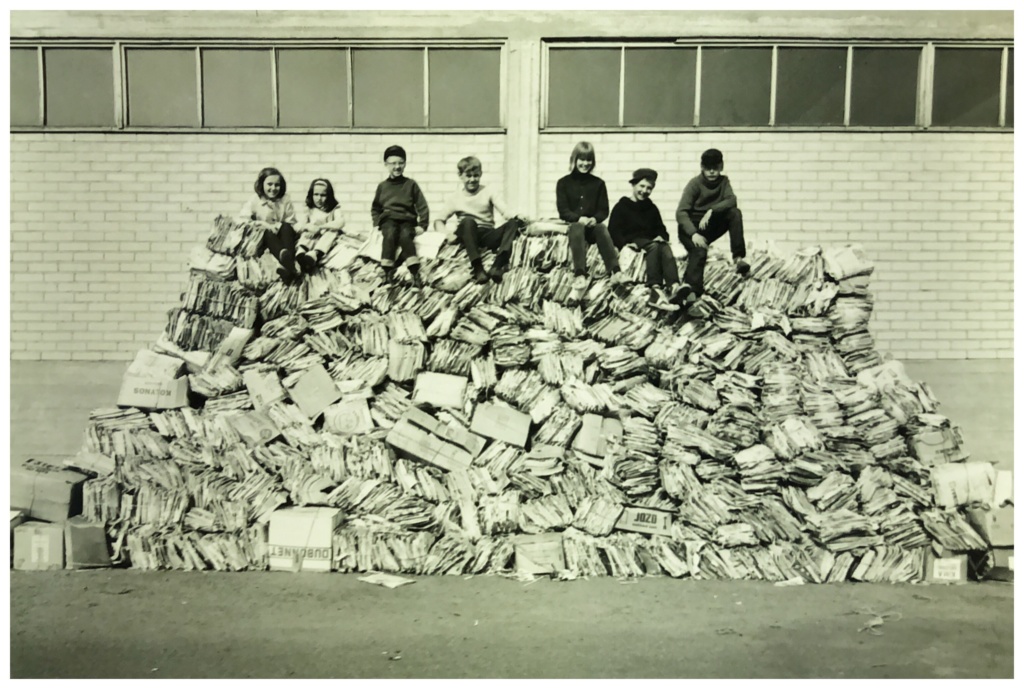 Lapset keräyspaperikasan päällä