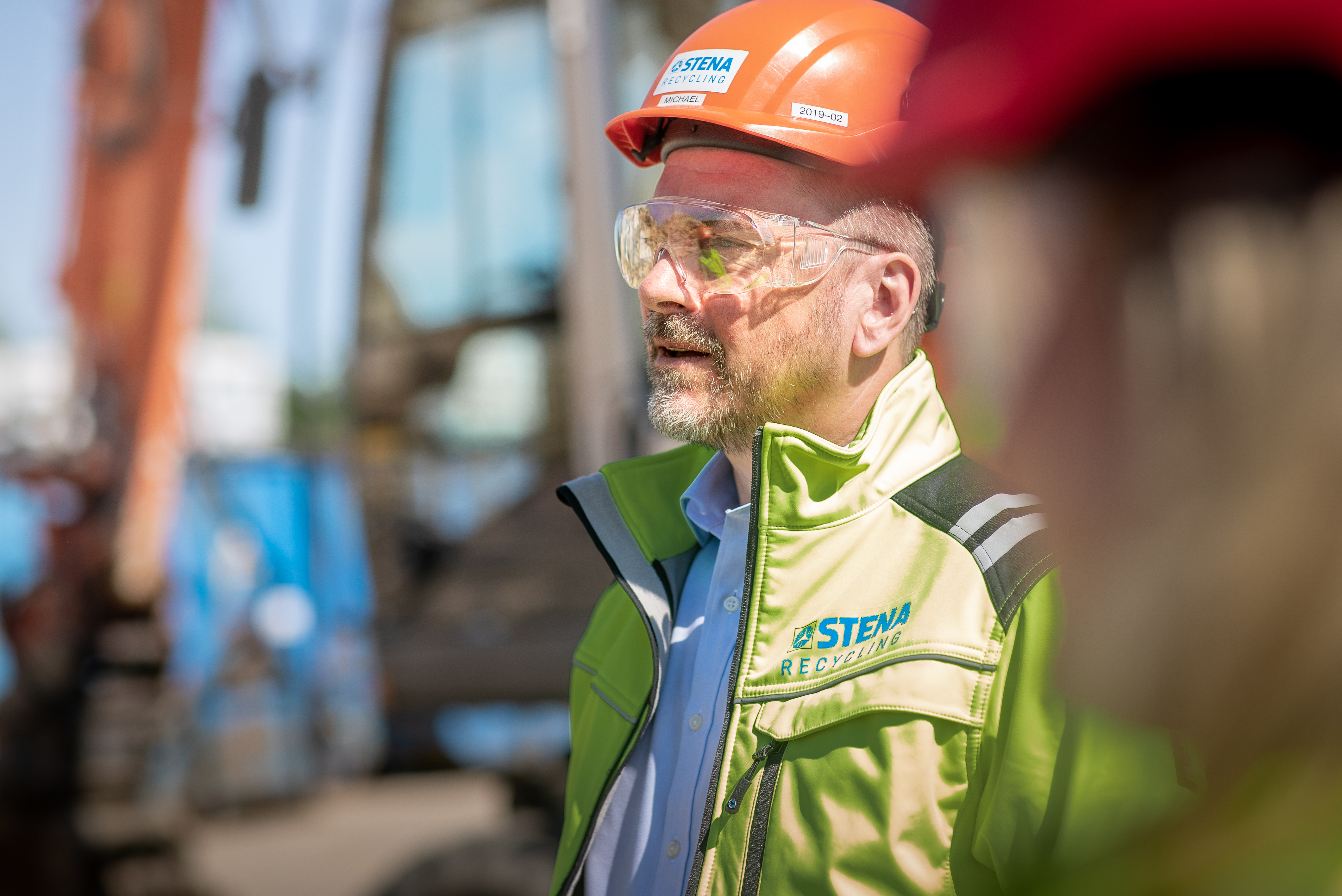 Un esperto di Stena Recycling indossava abiti da lavoro riflettenti, casco e occhiali protettivi.
