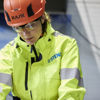 En kvindelig Stena Recycling-medarbejder iklædt sikkerhedsudstyr med høj synlighed