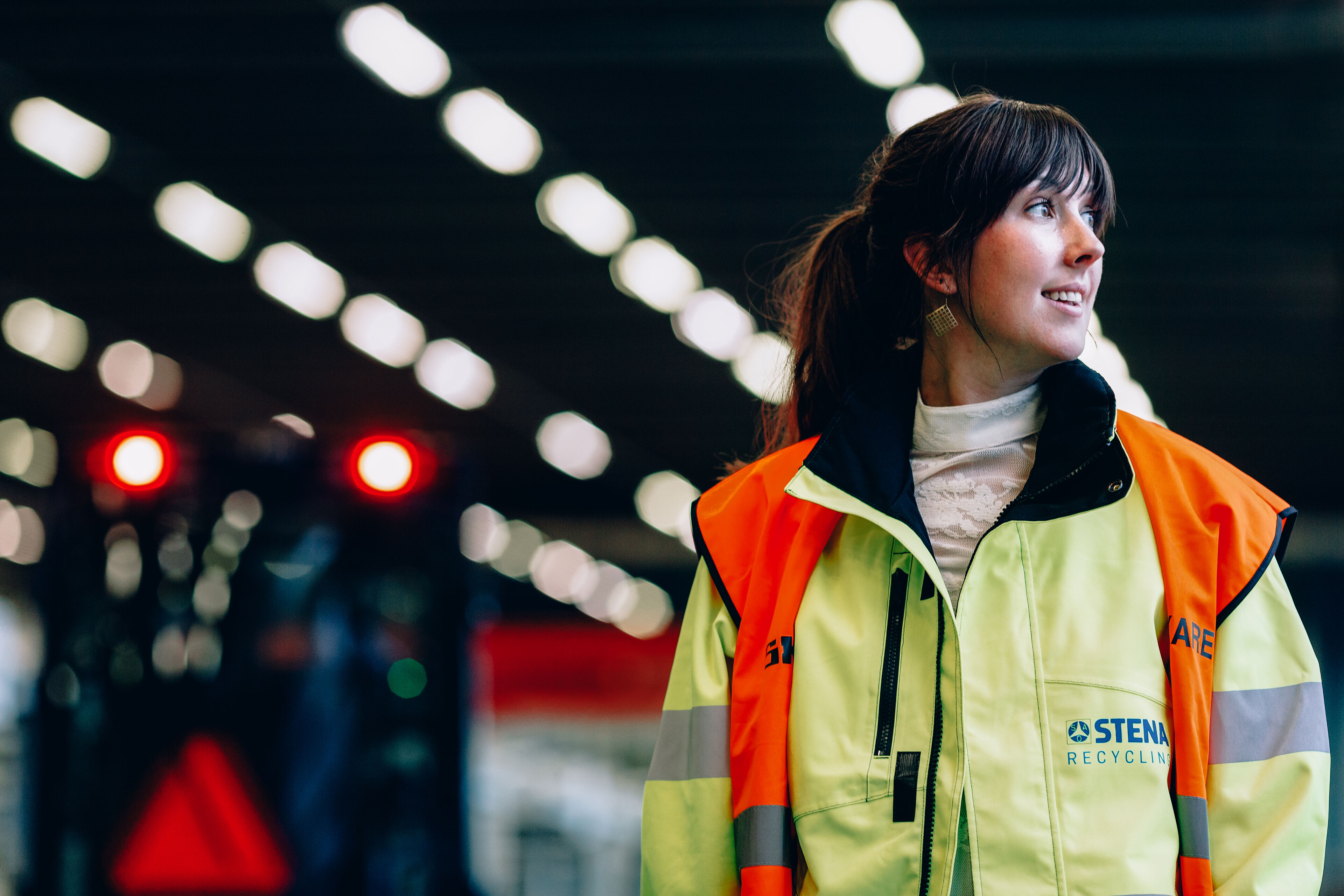 Stena Recyclingin työntekijä taustalla valot