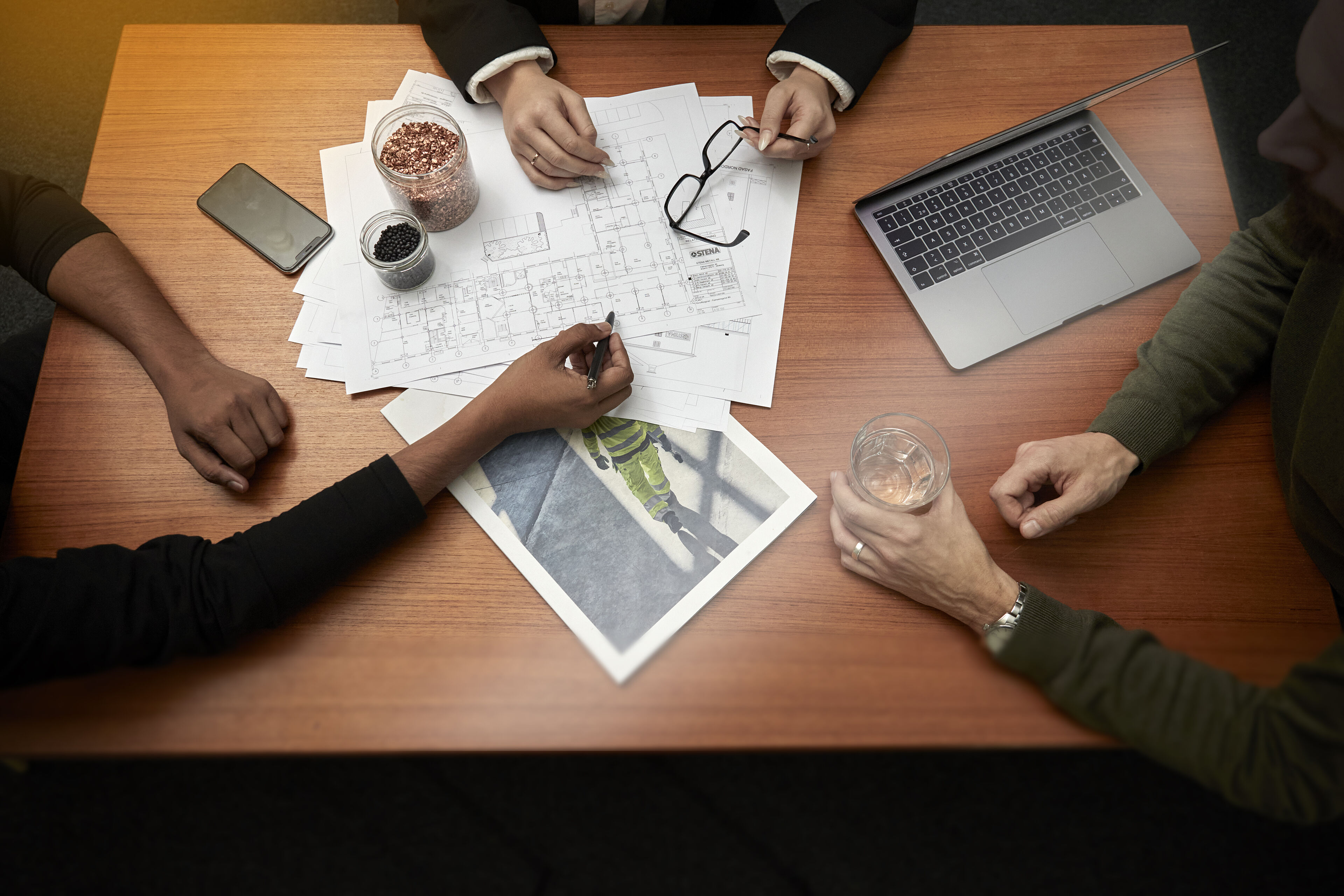 Työpöytä kuvattuna ylhäältä päin