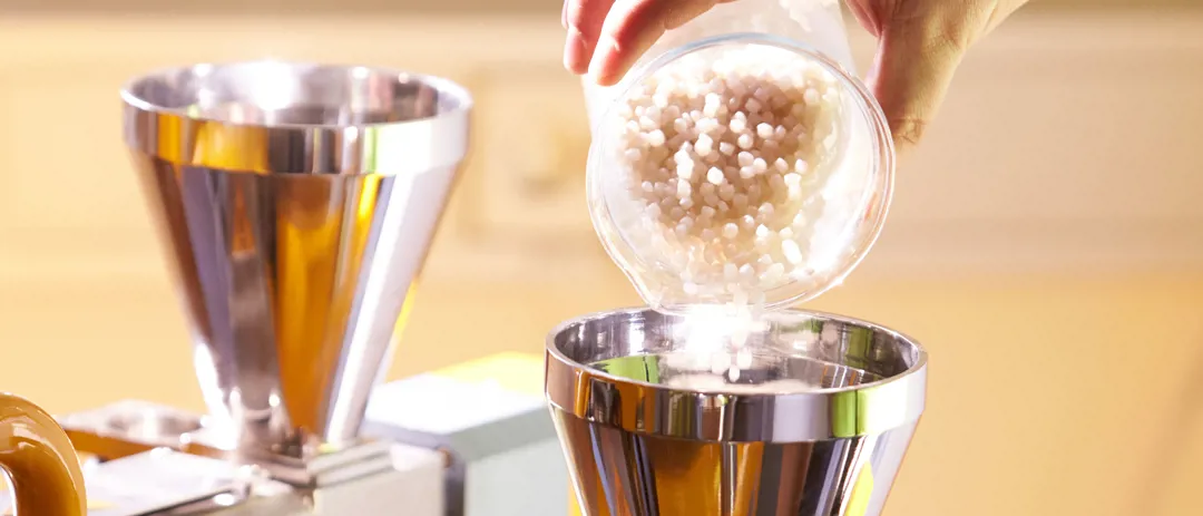 Muovigranulaattia kaadetaan suppiloon